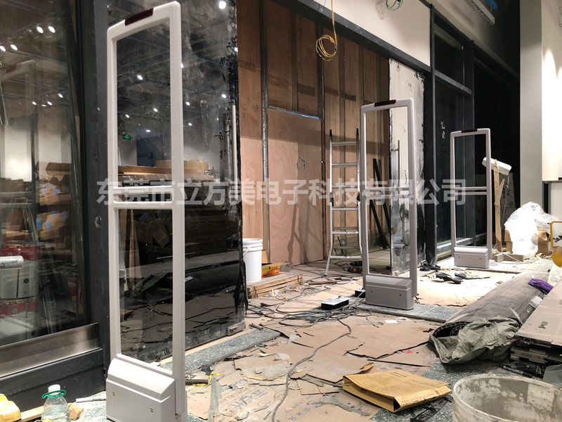 adidas安装立方美emeno声磁防盗器AM6008现场