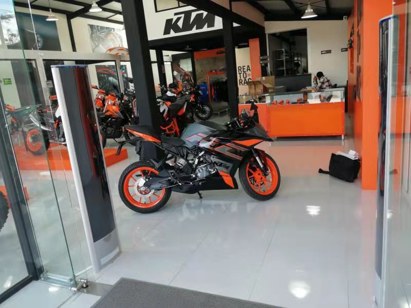 够霸气！国外摩托车行安装立方美emeno防盗器！