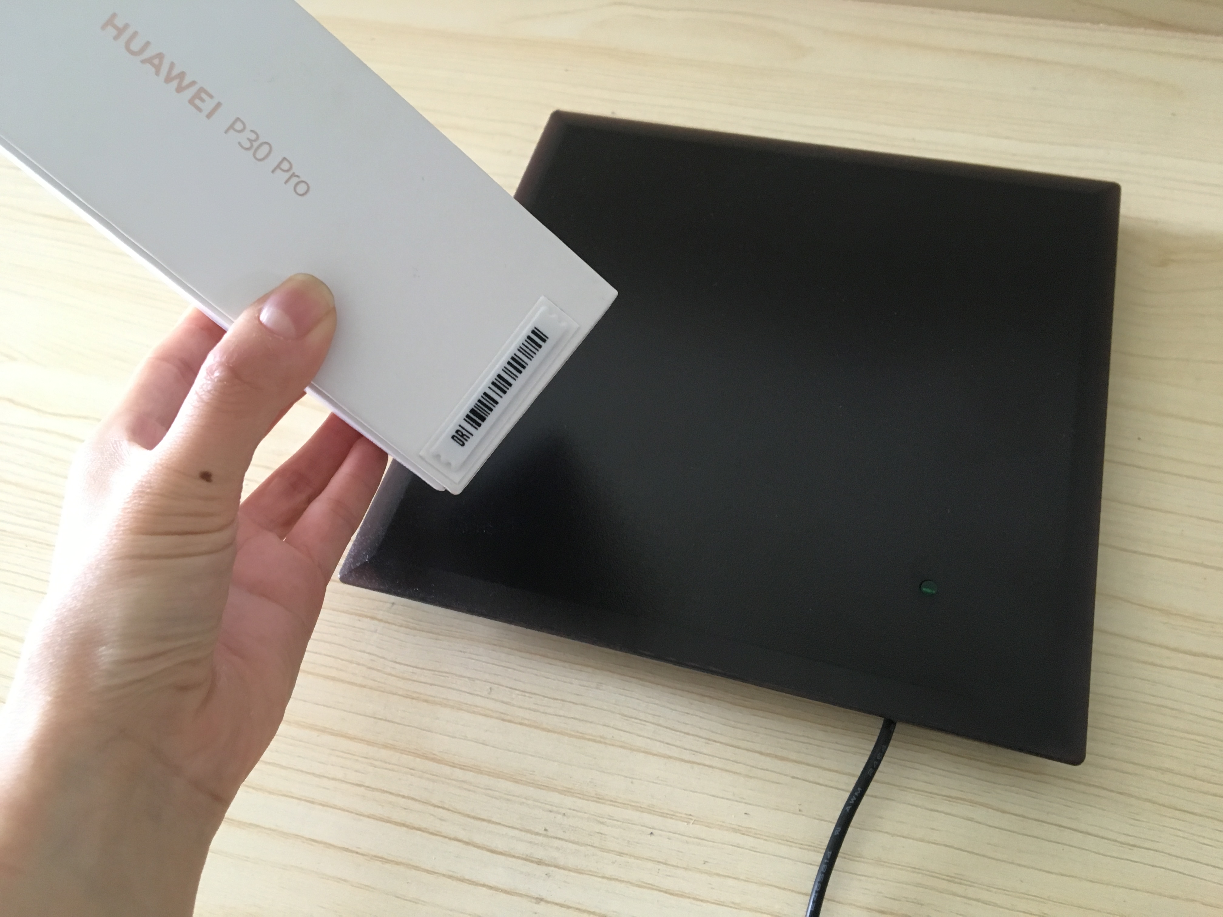 防盗软标签如何利用消磁器进行消磁呢？