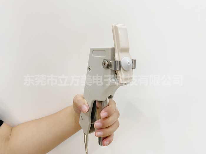 如何用立方美手动开锁器取下年糕防盗标签磁扣钉?