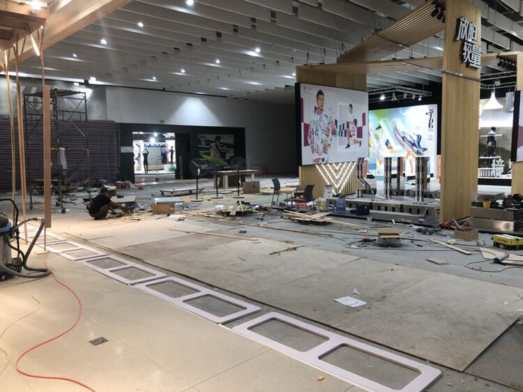 连锁品牌店开业,到底是装立式服装防盗器还是隐藏式地埋防盗器?